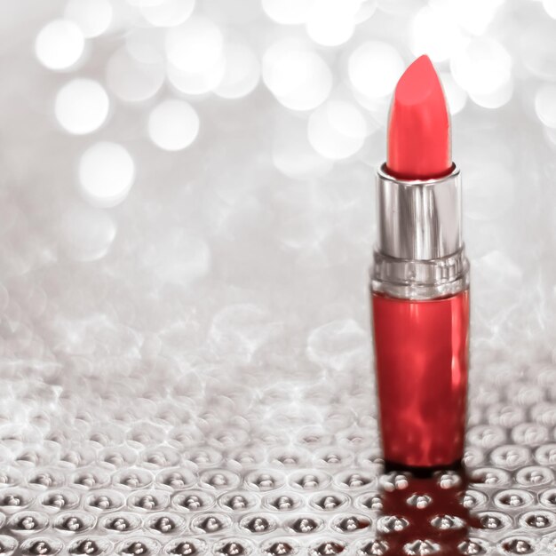 Foto barra de labios de coral en plata navidad año nuevo y día de san valentín vacaciones brillo fondo maquillaje y productos cosméticos para marca de belleza de lujo