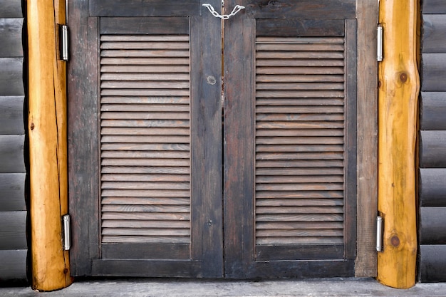 Barra de madera antigua puerta puertas con persianas closeup puertas de salón