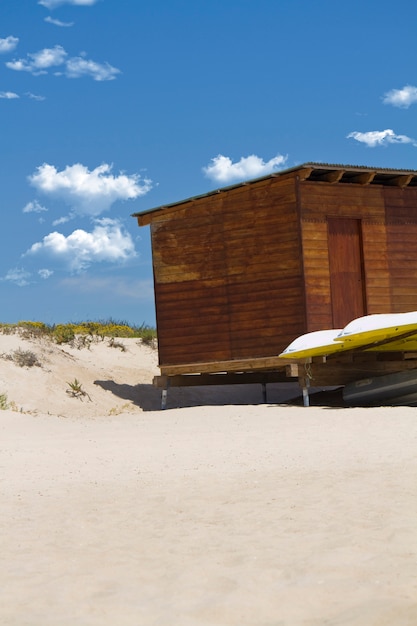 Barra de madera en la playa