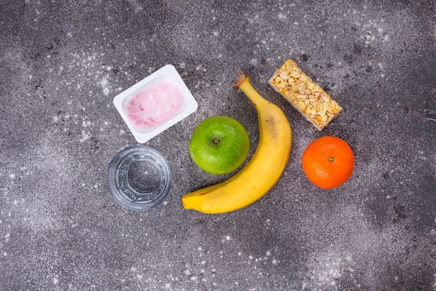 Barra de manzana, yogurt, plátano y granola