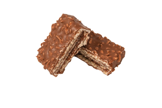 Barra de obleas de coco de chocolate aislada sobre un fondo blanco