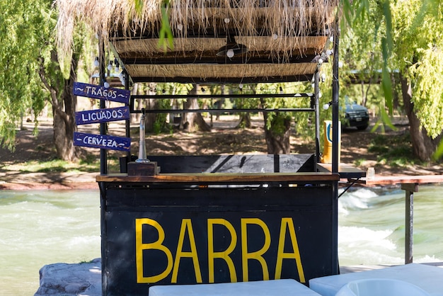 Una barra que tiene la palabra barra en ella