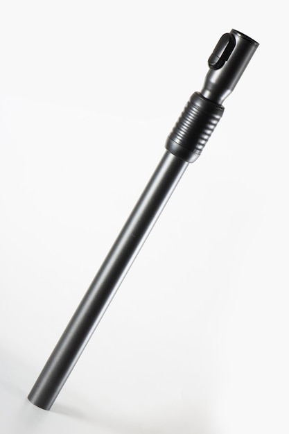 Barra de tubo de metal negro para aspiradora, sobre un fondo blanco, cierre de enfoque selectivo