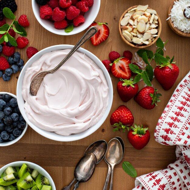 Foto una barra de yogur con una tabla grande con diferentes ingredientes