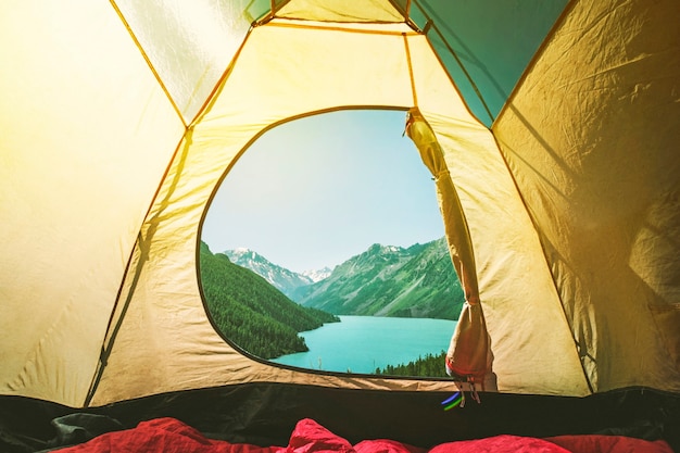 Barraca de acampamento com uma bela vista de um lago em Mountain lake Kucherlinskoe de cima, Altay, Rússia. Acampar na floresta.