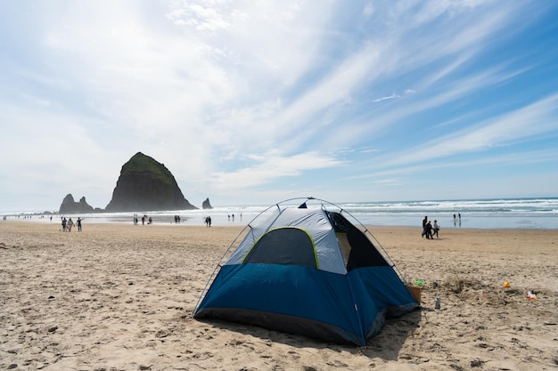 Barraca de acampamento na praia de rocha de palheiro de oregon