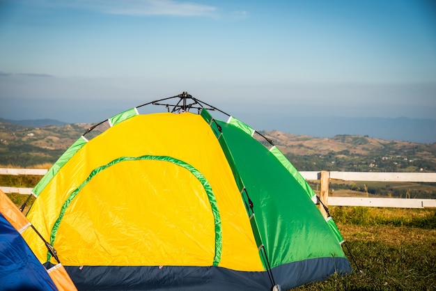 Barraca de acampamento no acampamento durante o dia nas madeiras