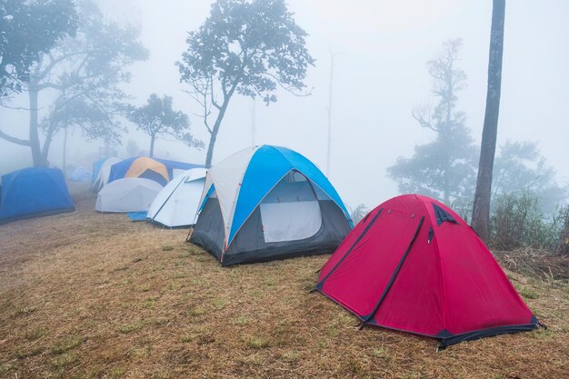 Barraca de alpinista acampando em área de acampamento e nebulosa no cume do parque nacional