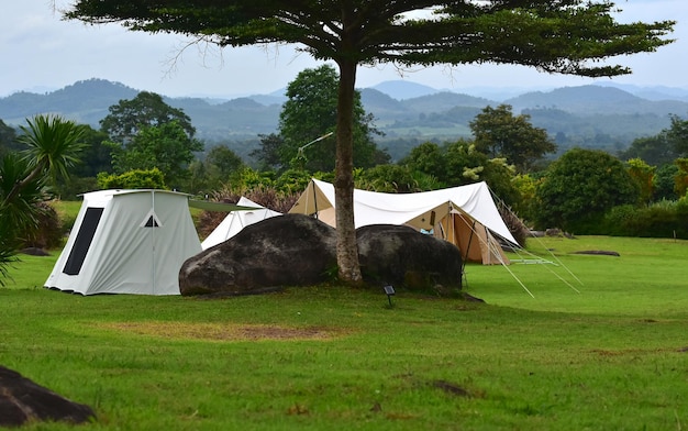 barraca de camping em meio a natureza.