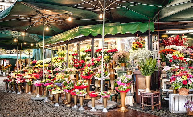 Barraca de flores na praça Plac Solny perto da praça central do mercado em Wroclaw