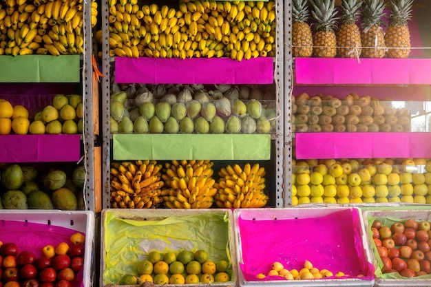 Barraca de frutas coloridas no verdureiro mexicano local