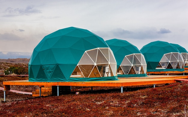 Barraca de geo-dome verde na Península de Kamchatka. Aconchegante, camping, glamping, férias, conceito de estilo de vida de férias. Cabine ao ar livre, cenário panorâmico