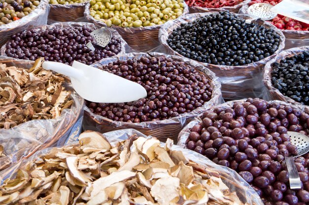 Foto barraca de mercado com azeitonas mistas