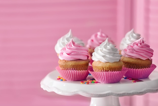 Barraca de sobremesa com deliciosos cupcakes no fundo desfocado