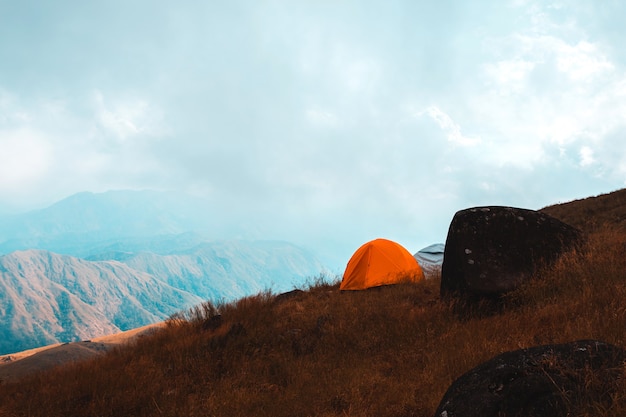 Barraca de turista acampando nas montanhas