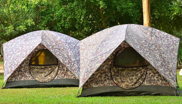 Barraca do acampamento em arquivado para fundo de viagens