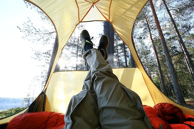 barraca do turista dentro da floresta de verão / férias de verão na floresta, vista interna da barraca, acampamento