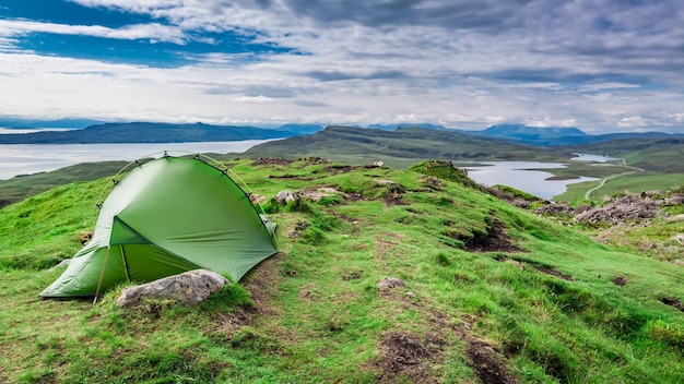 Barraca em Old Man of Storr no verão na Escócia