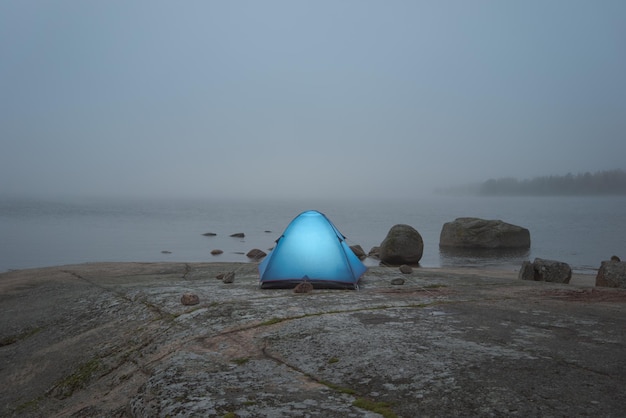 Barraca iluminada Atmosférica bela localização Costa de granito da baía