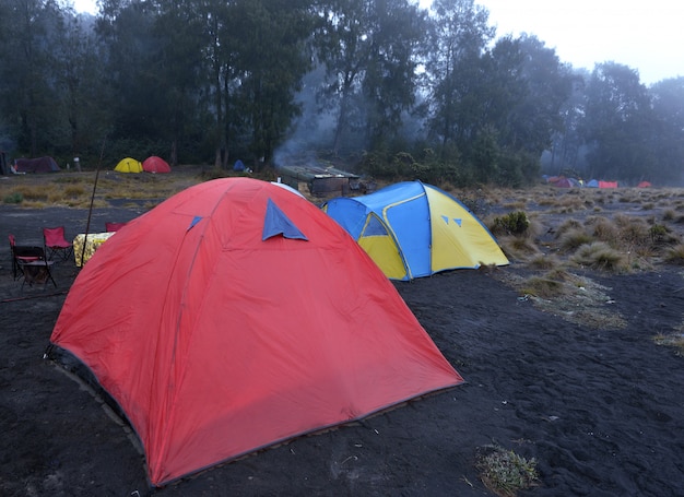 Barraca no local de acampamento em Kalimati na montanha de Semeru