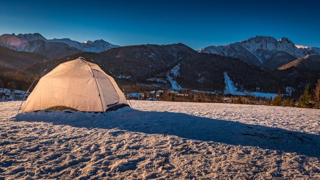 Barraca no topo no inverno em Zakopane Tatra Mountains Polônia