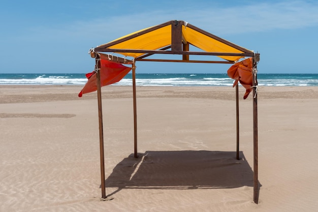 Barraca para produzir sombra em uma praia à beira-mar