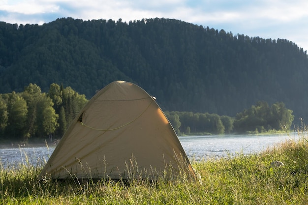 Barraca turística na margem do rio Barraca de acampamento perto do rio de montanha Fim de semana de turismo local na natureza