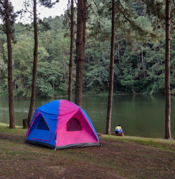 Barracas de acampamento perto do lago em Pang Oung em Mae Hong Son, Tailândia