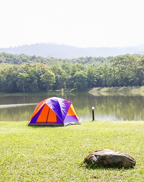 Barracas de cúpula que acampam no local de acampamento de floresta