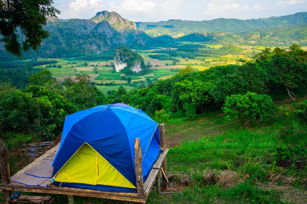 Barracas e camping paisagem parque nacional phu langka, a paisagem de montanhas enevoadas e ao nascer do sol, província de payao tailândia