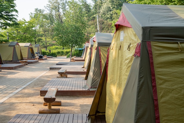 Barracas no acampamento pronto para todos usarem.