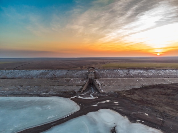 Foto barragem abandonada estrutura hidráulica abandonada