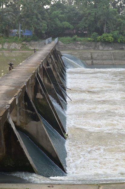 Foto barragem controlando o nível do rio