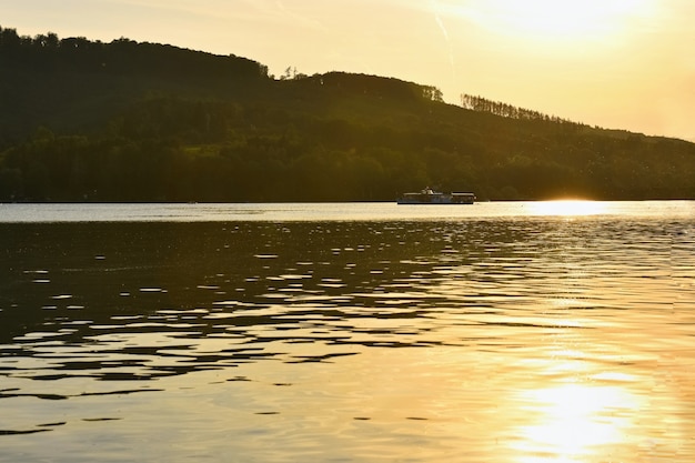 Barragem de brno. morávia do sul. república checa europa. área recreativa de entretenimento e esportes. bela paisagem com natureza, água limpa e pôr do sol.