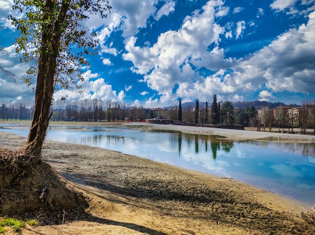 Barragem de Casalecchio em um dia ensolarado e nublado de primavera