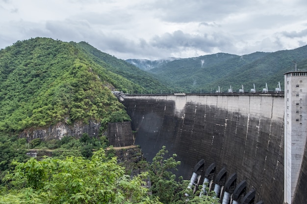 Foto barragem de concreto de arco grande.