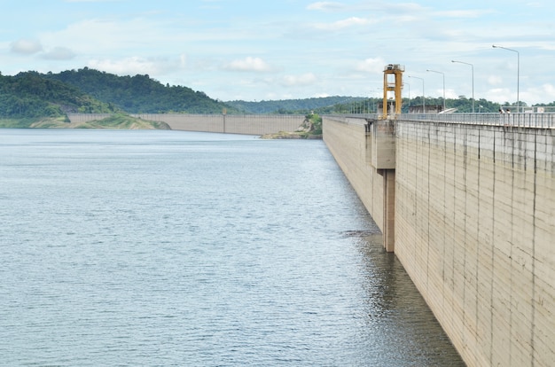 Barragem de prakarnchon khun dan, nakhon nayok, tailândia