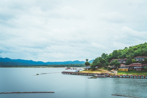 Barragem de Srinagarind com céu nublado em kanchanaburi, Tailândia