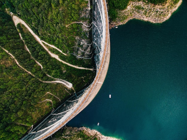 Foto barragem de valvestino no lago garda na usina hidrelétrica de itália