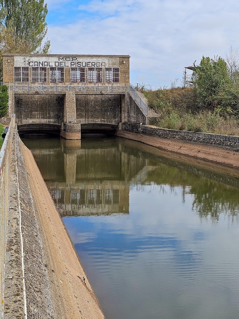 Foto barragem do canal de pisuerga na província de herrera de psuerga palencia