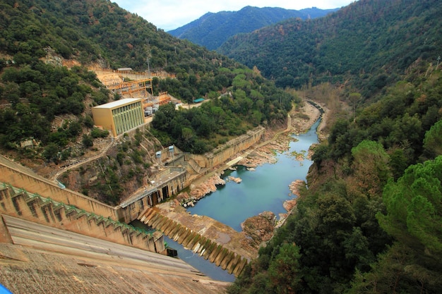 Barragem do reservatório de Sau, Catalunha, Espanha.