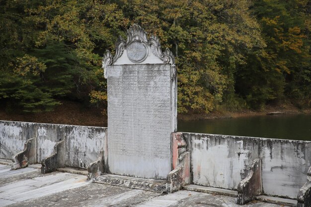 Barragem velha e histórica