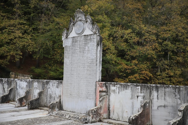 Barragem velha e histórica