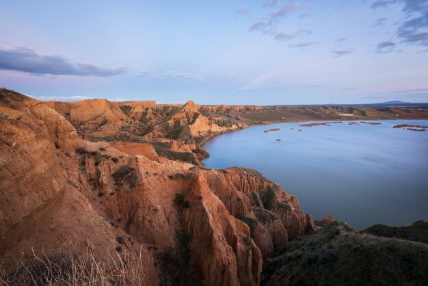 Foto barrancas de burujon, paisaje erosionado en parque natural, toledo, españa.