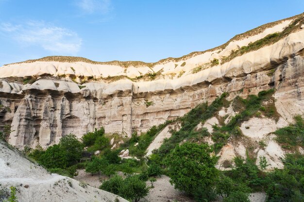 Barranco cerca de la ciudad de Goreme en Capadocia en primavera