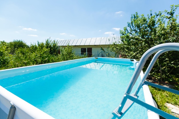 Barras de agarre escalera en la piscina azul