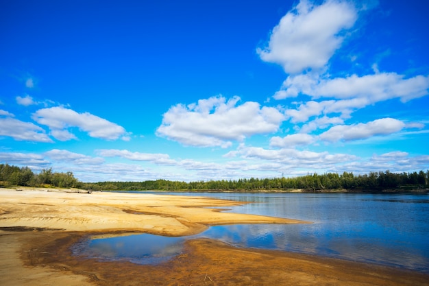 Barras de arena en el río agan. Paisaje de verano