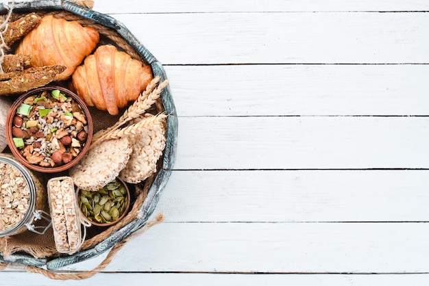 Barras de avena muesli lino refrigerios saludables Sobre un fondo blanco de madera Vista superior Espacio libre para su texto