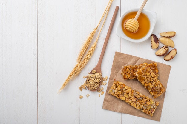 Barras de cereales caseras con nueces, trigo, muesli, miel y espacio de copia.