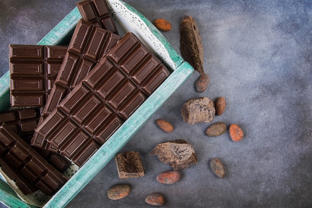 Barras de chocolate en una caja vintage